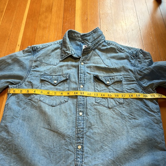 Levi’s Relaxed Fit Denim Shirt Size Medium - Picture 4 of 11
